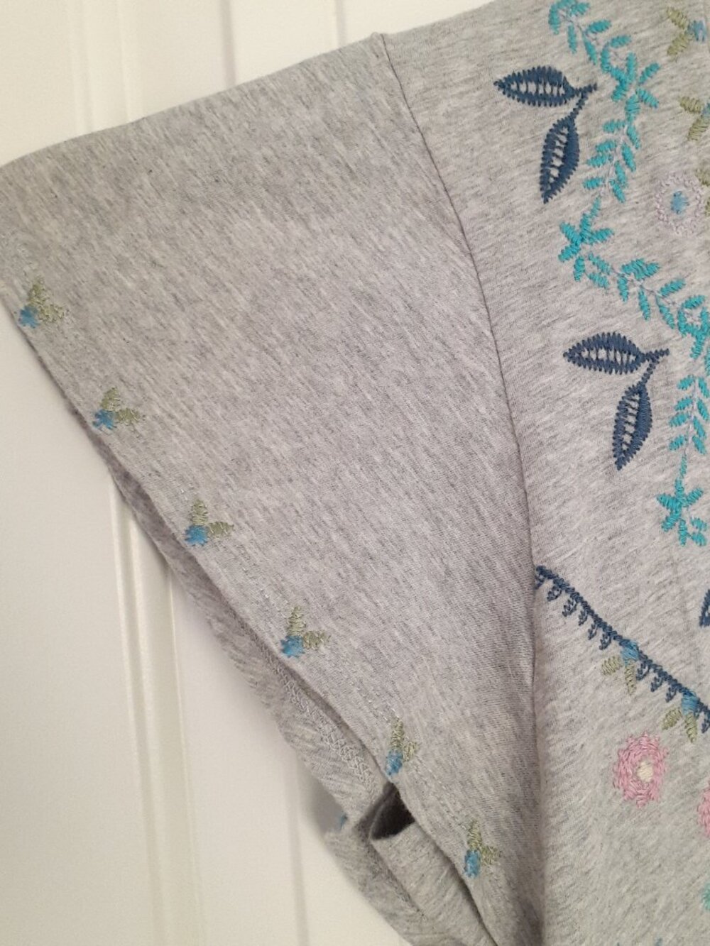 Johnny Was Oriel Flutter Short Sleeve V-Neck Tee Gray Size M - Picture 5 of 13